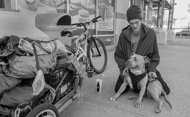 写真・図版 : 路上でも常に一緒にいるホームレスの男性と犬© Eugene Fisher