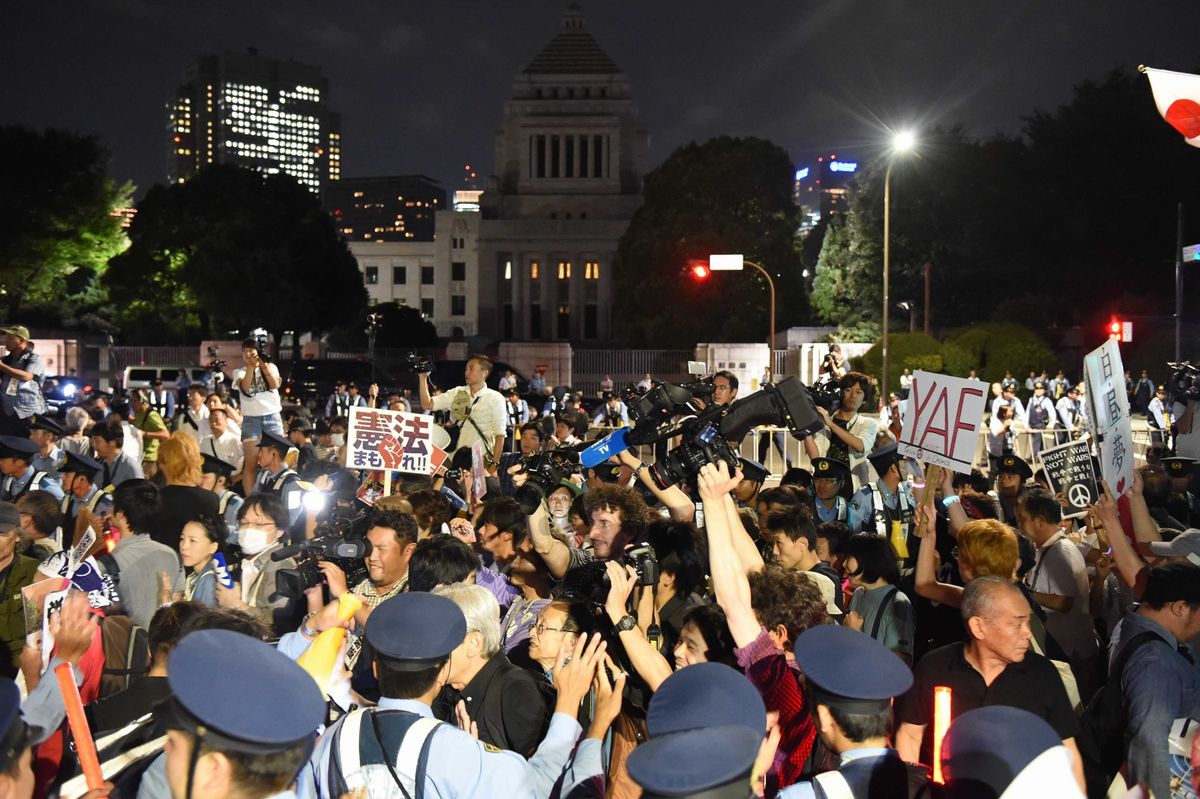 写真・図版 : 安保法制関連法案の廃案を求めて国会前で声を上げる人たち＝2015年9月15日、東京・永田町