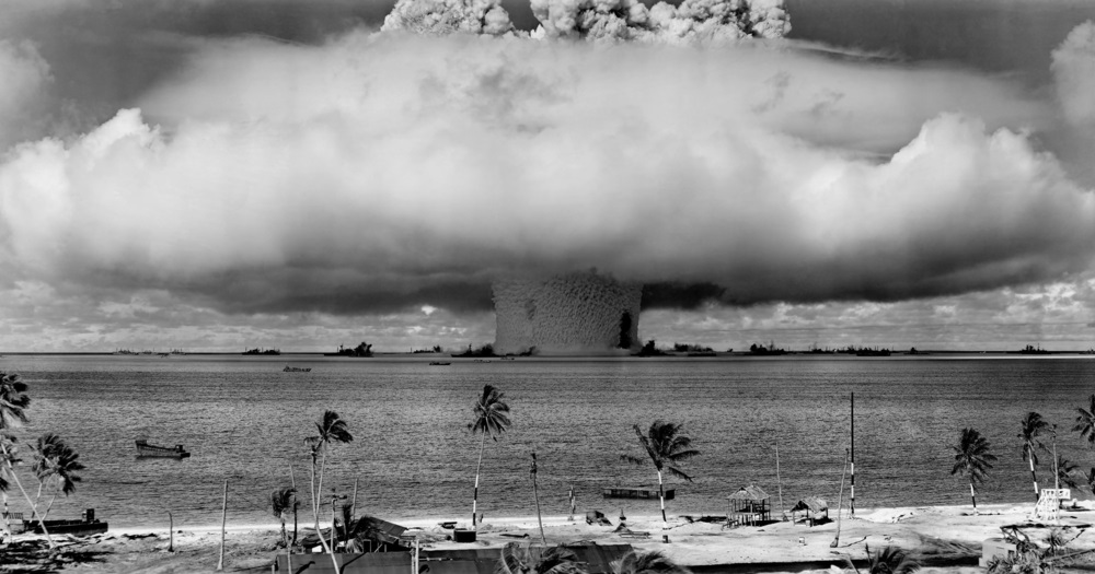 写真・図版 : ビキニ環礁で行われたアメリカの核実験＝1946年7月25日　Shutterstock.com
