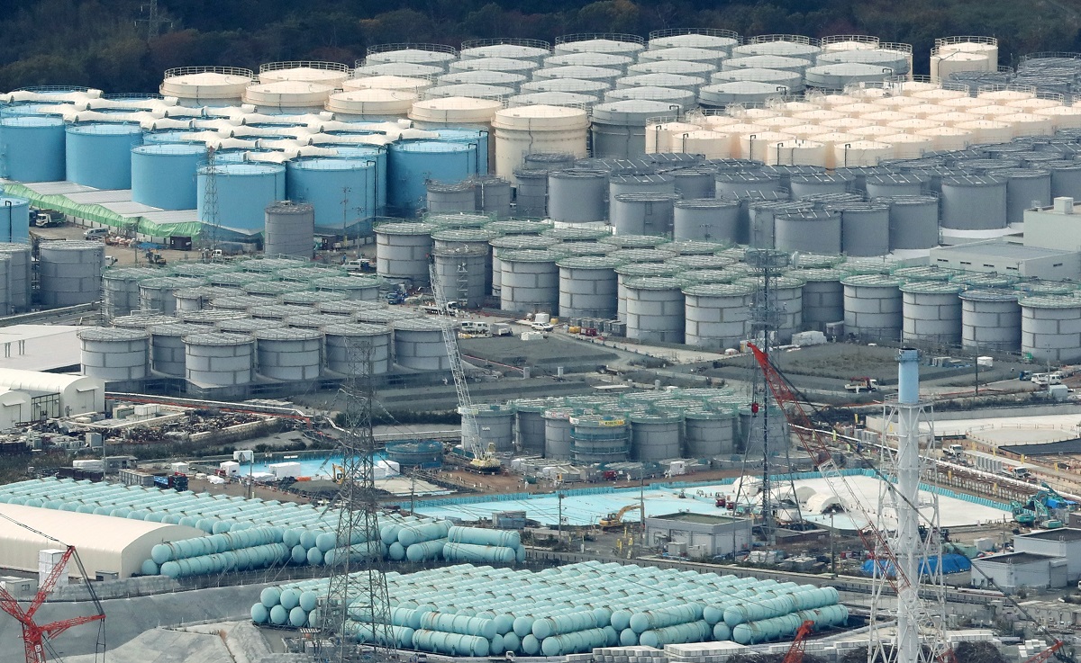 写真・図版 : 福島第一原発の敷地に並ぶ処理水の入ったタンク＝2016年11月10日