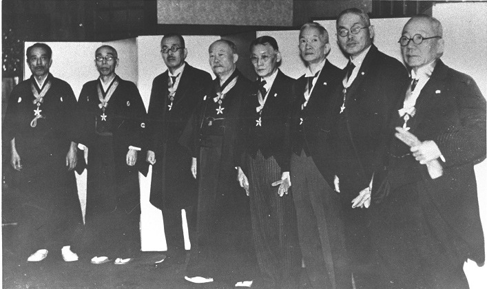 写真・図版 : 第1回文化勲章受賞者 。右端が長岡半太郎＝1937年4月28日