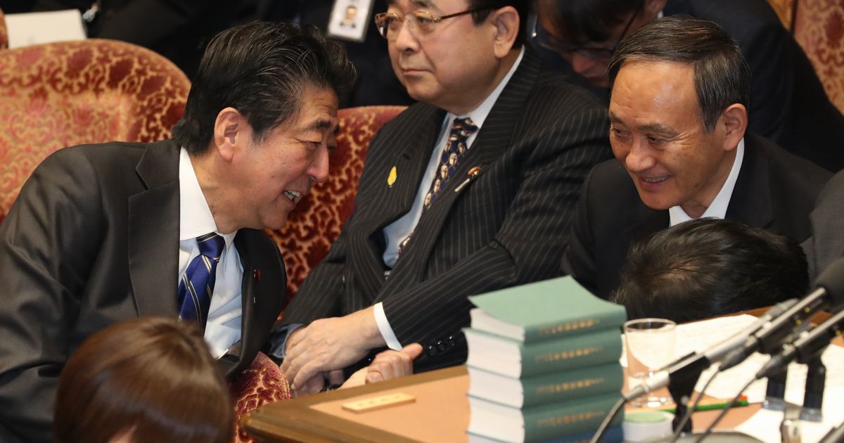 写真・図版 : 衆院予算委で、菅義偉官房長官（右）と言葉を交わす安倍晋三首相（左）＝2020年2月3日