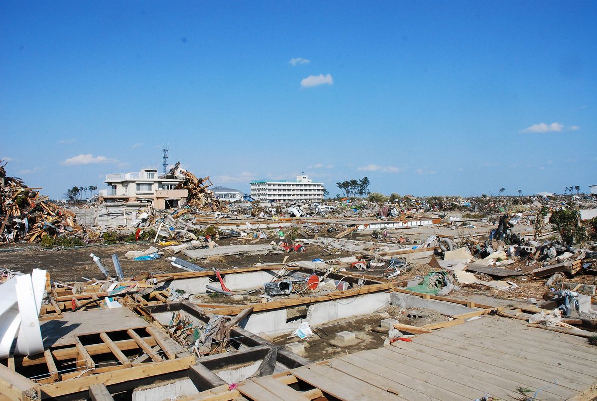 写真・図版 : 東日本大震災。津波にさらわれ、土台だけが残った家々＝2011年3月19日、仙台・若林区の荒浜地区