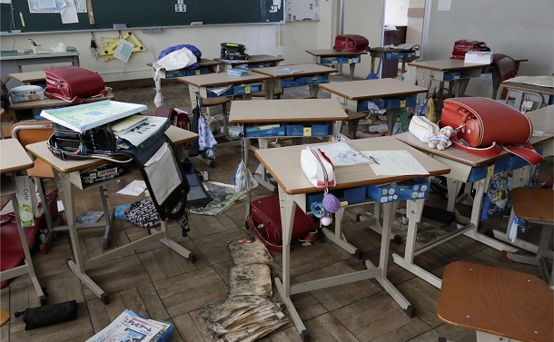 写真・図版 : 地震発生後、校舎から外に避難して戻れなかったため、双葉南小学校の教室にはランドセルなどが当時のまま置かれている。9年近く経ち、床に落ちているノートやプリントがカビていた＝2019年11月26日、福島県双葉町