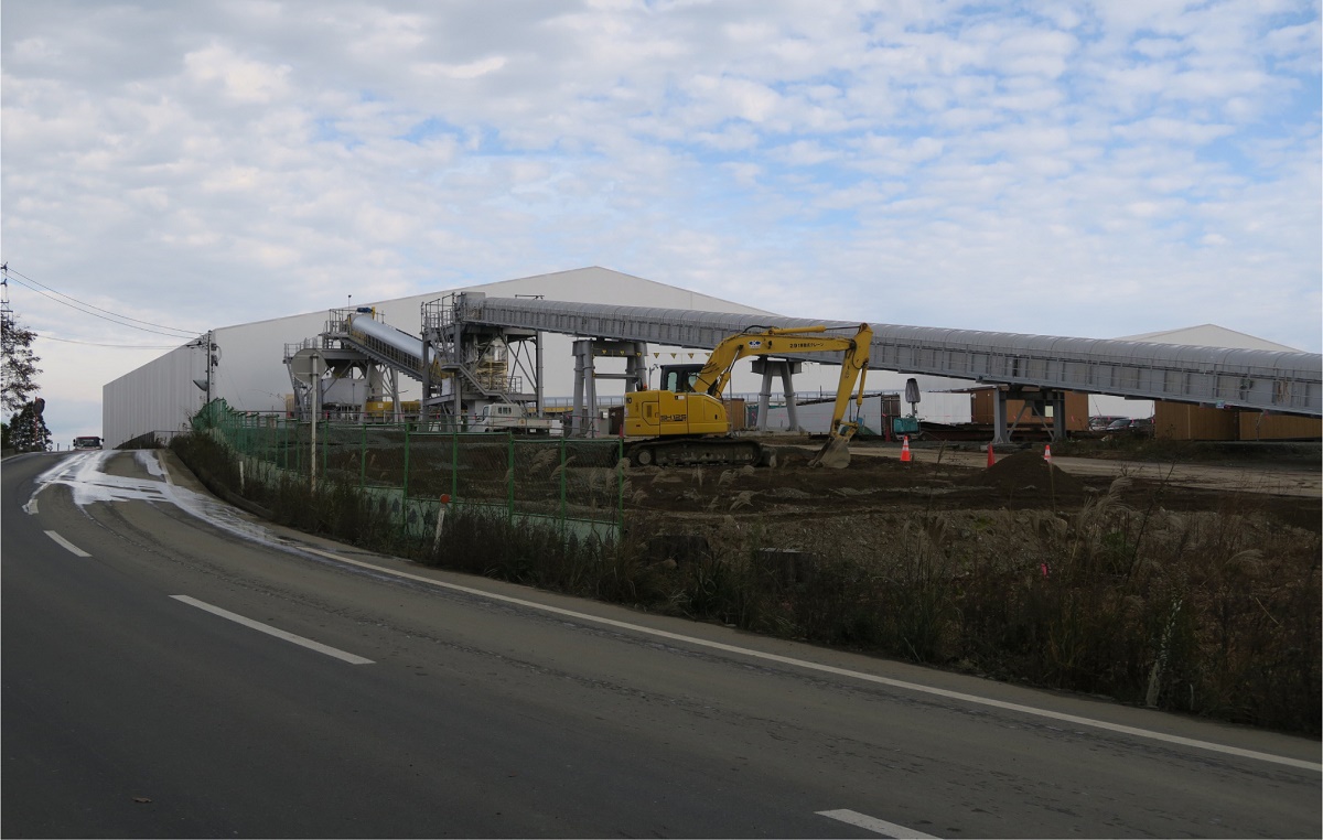 写真・図版 : 土砂を運ぶために中間貯蔵施設に設置された巨大なベルトコンベヤー＝2019年11月、福島県大熊町