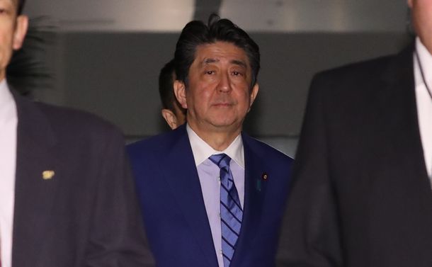 写真・図版 : 首相官邸を出る安倍晋三首相（中央）＝2020年2月27日