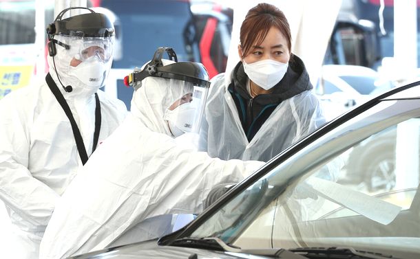 写真・図版 : ソウル郊外の高陽市では、新型コロナウイルスの検査にドライブスルー方式が登場した＝同市提供 