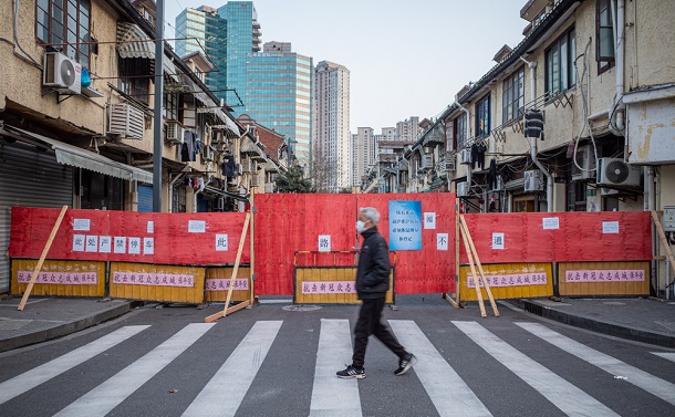 写真・図版 : 封鎖された住宅街の道路＝2020年2月23日、中国・上海　 Chengwei Tu / Shutterstock.com