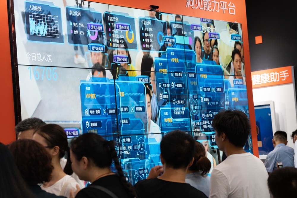 写真・図版 : 中国で開発が進む顔認証システム　 helloabc / Shutterstock.com