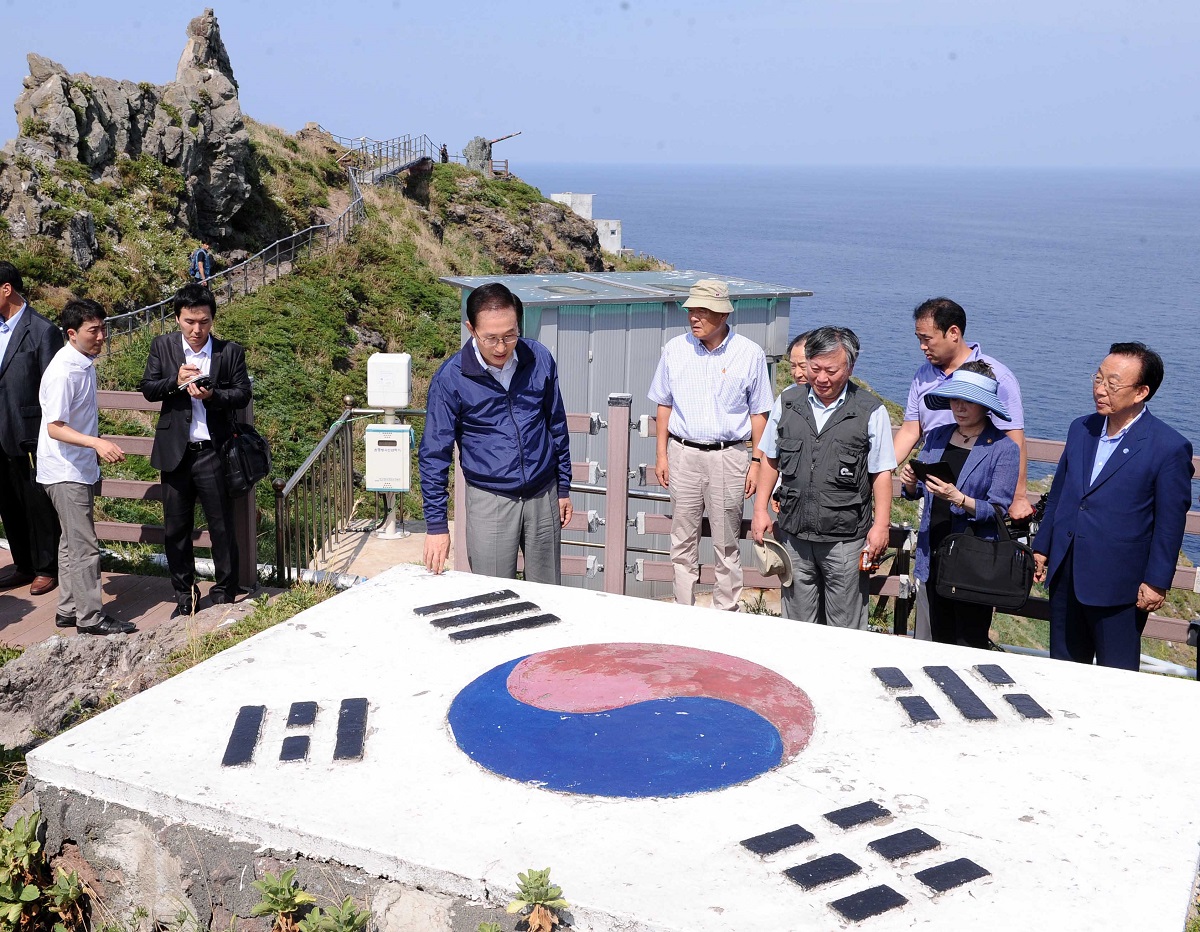 写真・図版 : 竹島に上陸した李明博・韓国大統領＝2012年8月10日、東亜日報提供
