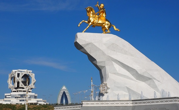 写真・図版 : トルクメニスタンの首都アシハバートにあるベルドイムハメドフ大統領の黄金の騎士像