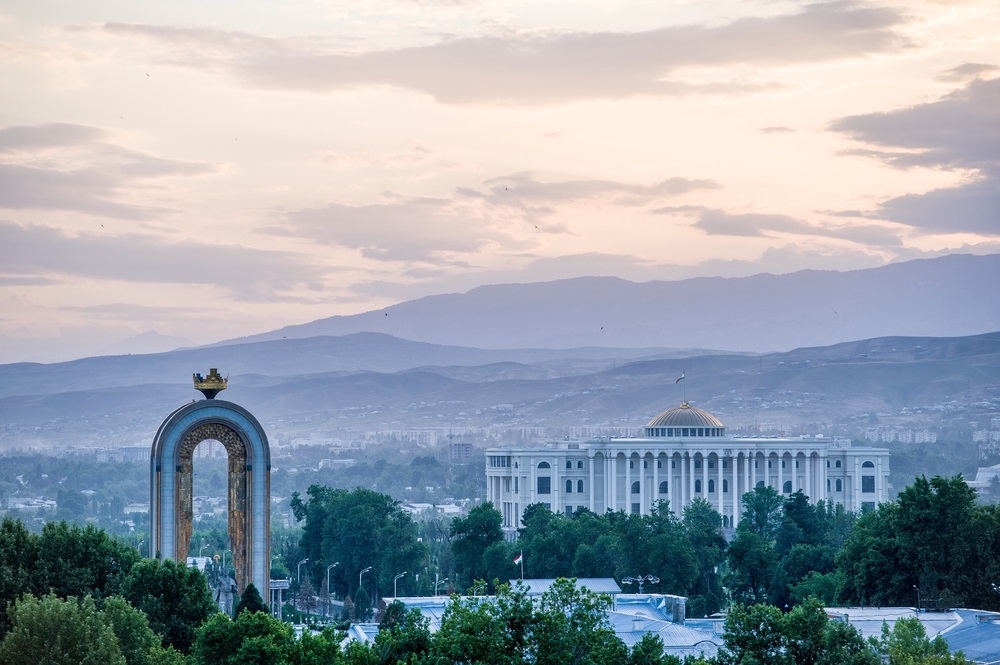 写真・図版 : タジキスタンの首都ドゥシャンベ。手前は大統領宮殿　Shutterstock.com