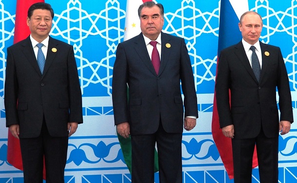 写真・図版 : 習近平国家主席、プーチン大統領にはさまれて立つタジキスタンのラフモン大統領＝2014年9月12日、タジキスタン・ドゥシャンベ