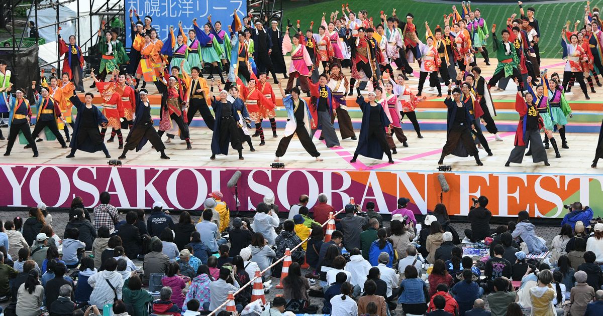 写真・図版 : 2019年YOSAKOIソーラン祭り。今年は終始になった。＝2019年6月5日、札幌市中央区  
