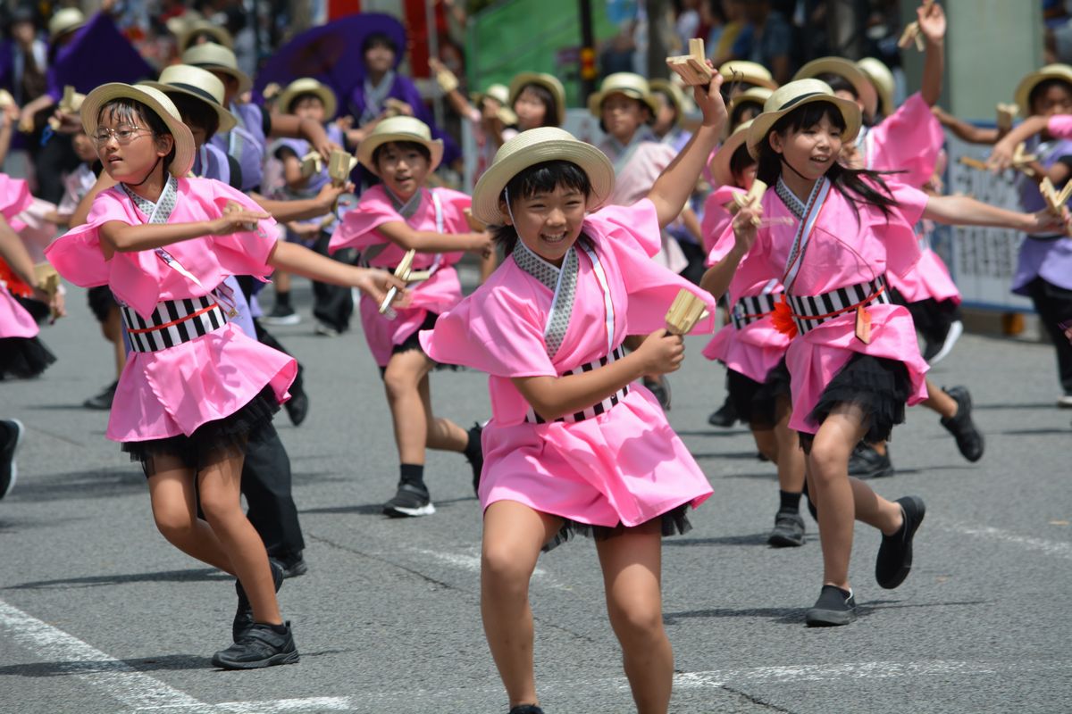 写真・図版 : 2019年のよさこい祭りで元気な舞を披露する子どもたち＝2019年8月11日、高知市追手筋２丁目、清野貴幸撮影 
