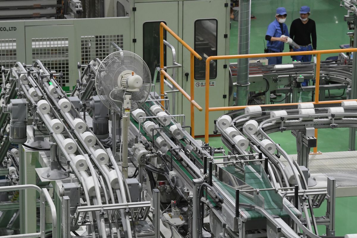 写真・図版 : コアレックス信栄の工場では通常通り２４時間体制でトイレットペーパーが製造されている＝2020年3月3日、静岡県富士市