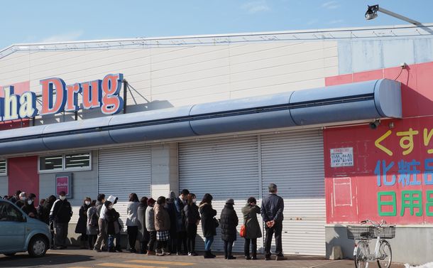 写真・図版 : 開店間際のドラッグストアの前には、マスクを求める人たちの長い行列ができていた＝2020年2月26日、北海道帯広市 