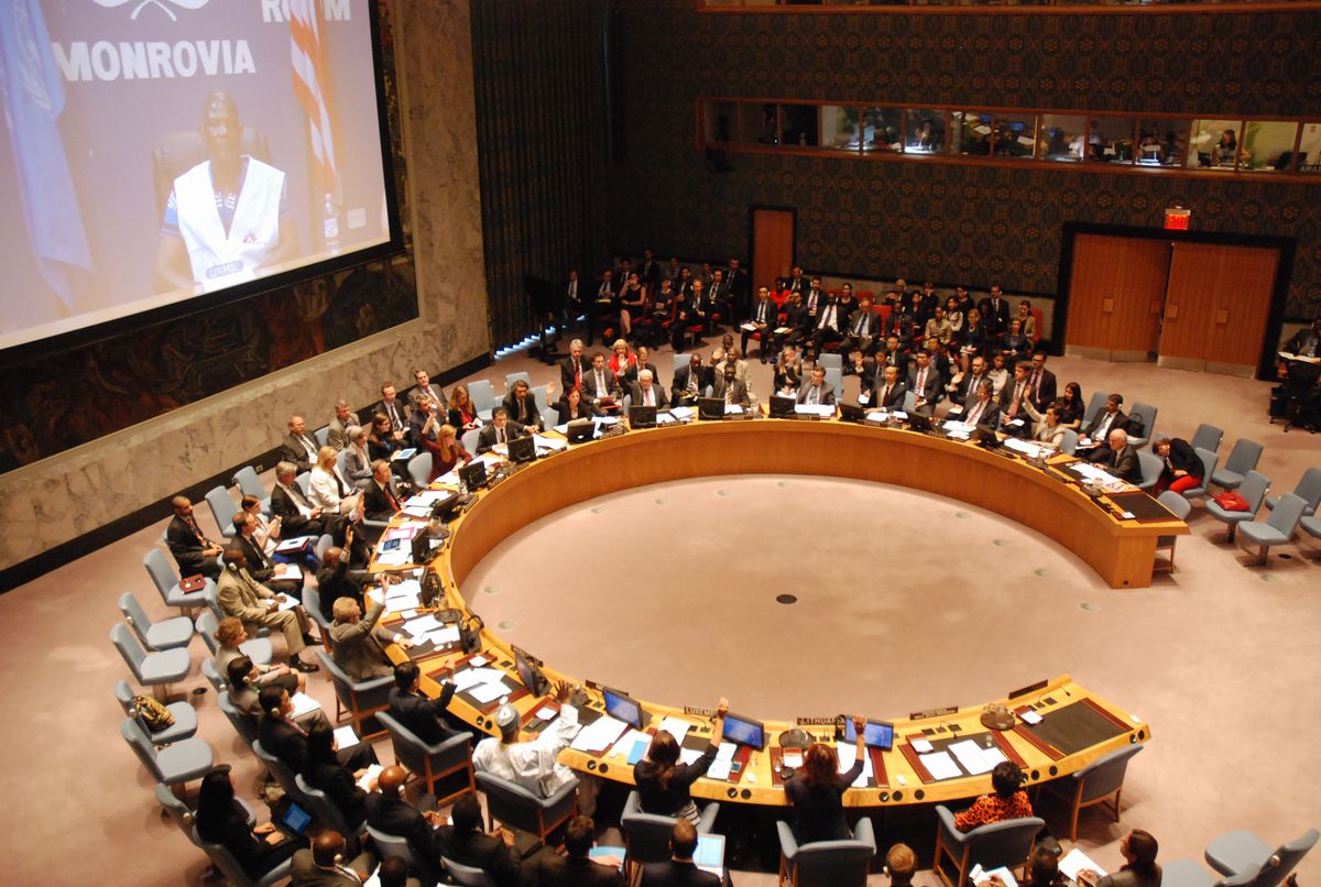 写真・図版 : エボラ出血熱対策の決議を全会一致で採択した国連安全保障理事会＝2014年9月18日、ニューヨーク、金成隆一撮影 