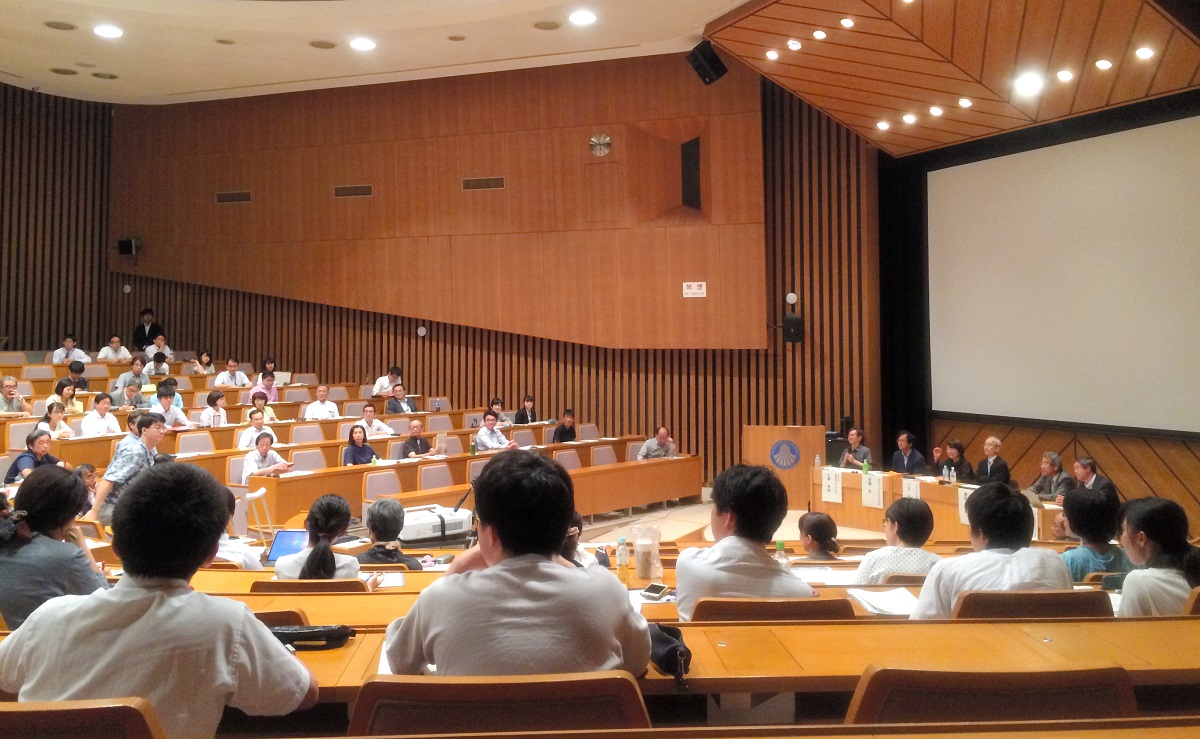 写真・図版 : 日本学術会議が開いた公開シンポジウム「国語教育の将来　新学習指導要領を問う」。文部科学省の担当者も登壇し、活発な質疑応答が交わされた＝東京・六本木