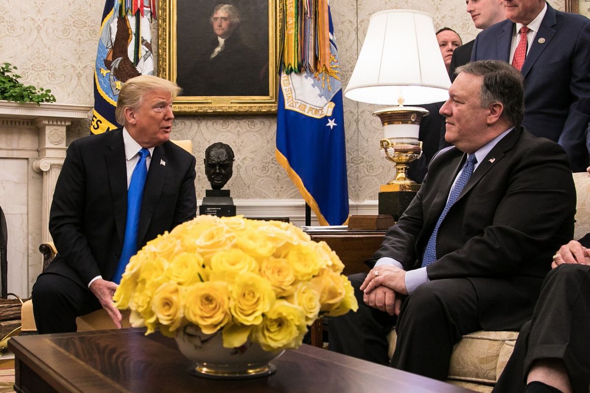 写真・図版 : 大統領執務室で会話するトランプ大統領（左）とポンペオ国務長官＝2018年10月13日、ワシントン、ランハム裕子撮影