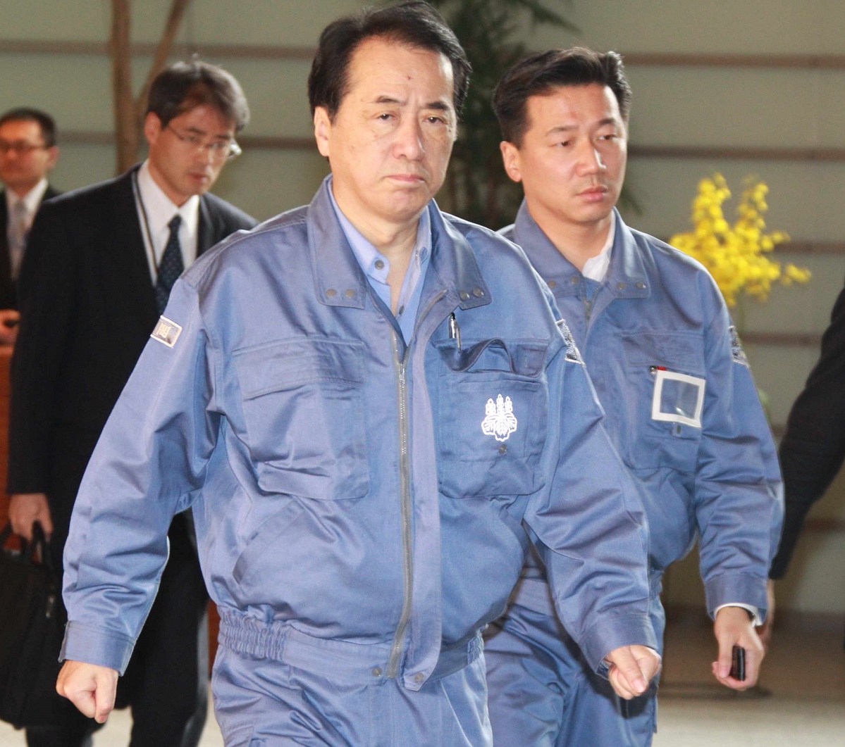 写真・図版 : 朝、厳しい表情で官邸に入る菅直人首相（当時）＝2011年3月15日