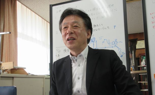 写真・図版 : 職員室のマネジメント改革によって教職員一人一人が考えて動いているという＝岩崎撮影