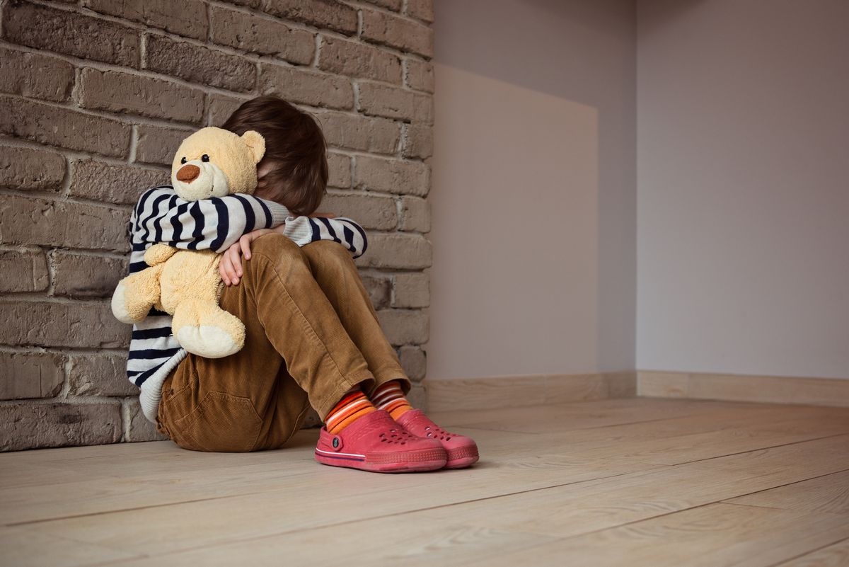 写真・図版 : 自宅での留守番。不安になっていないだろうか？（本文の学校とは関係ありません）　Daniel Jedzura/Shutterstock.com