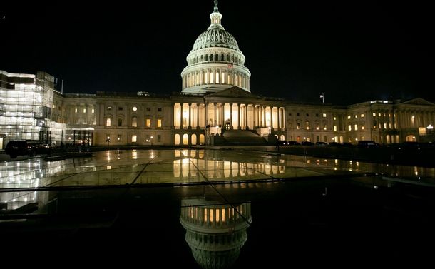 写真・図版 : 米議会上院がトランプ大統領に対する弾劾裁判を行う議会議事堂。連日夜遅くまで議論された＝ワシントン、ランハム裕子撮影、2019年12月13日