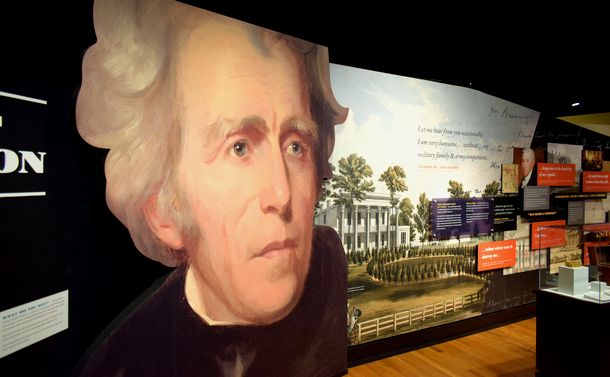 写真・図版 : 米テネシー州ナッシュビルの歴史博物館「ハーミテージ」にあるジャクソン大統領の巨大パネル＝園田耕司撮影