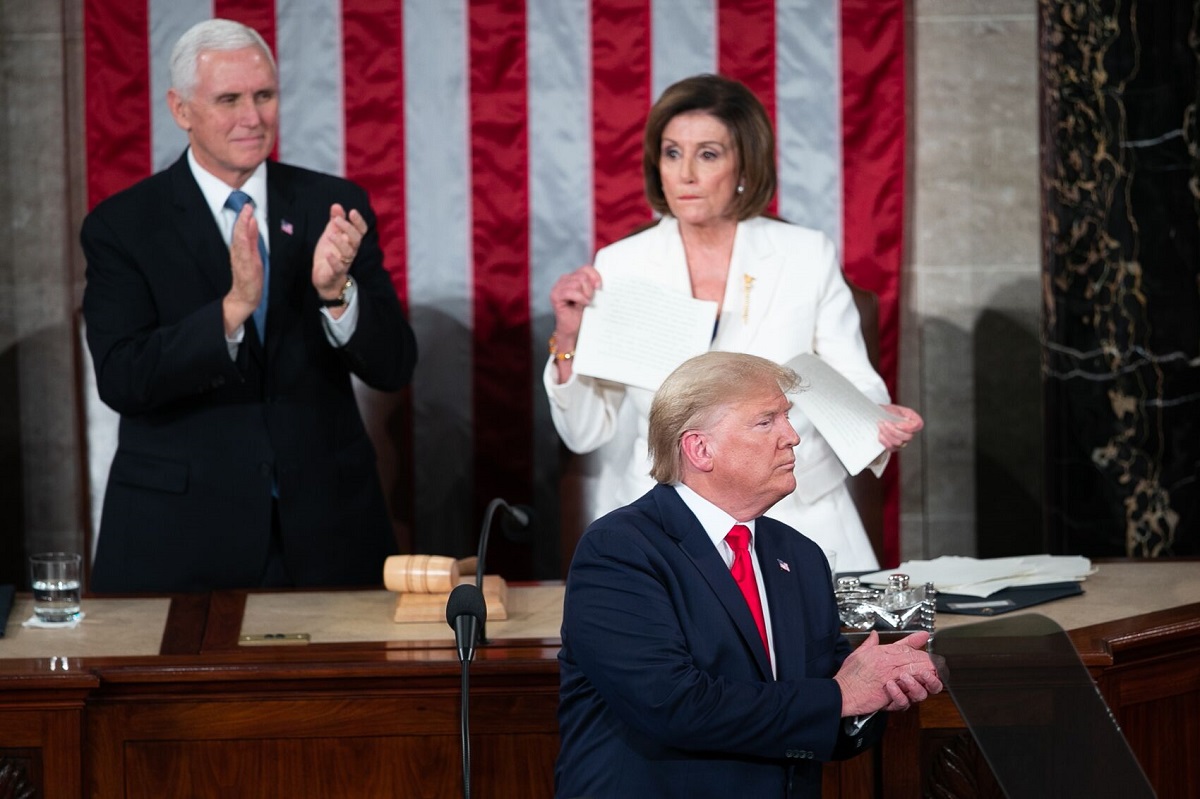 写真・図版 : トランプ大統領の一般教書演説終了後、原稿を破るペロシ下院議長（写真右上）＝ワシントン、ランハム裕子撮影、2020年2月4日