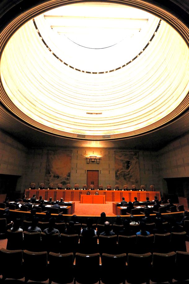 写真・図版 : 最高裁大法廷＝2013年10月23日