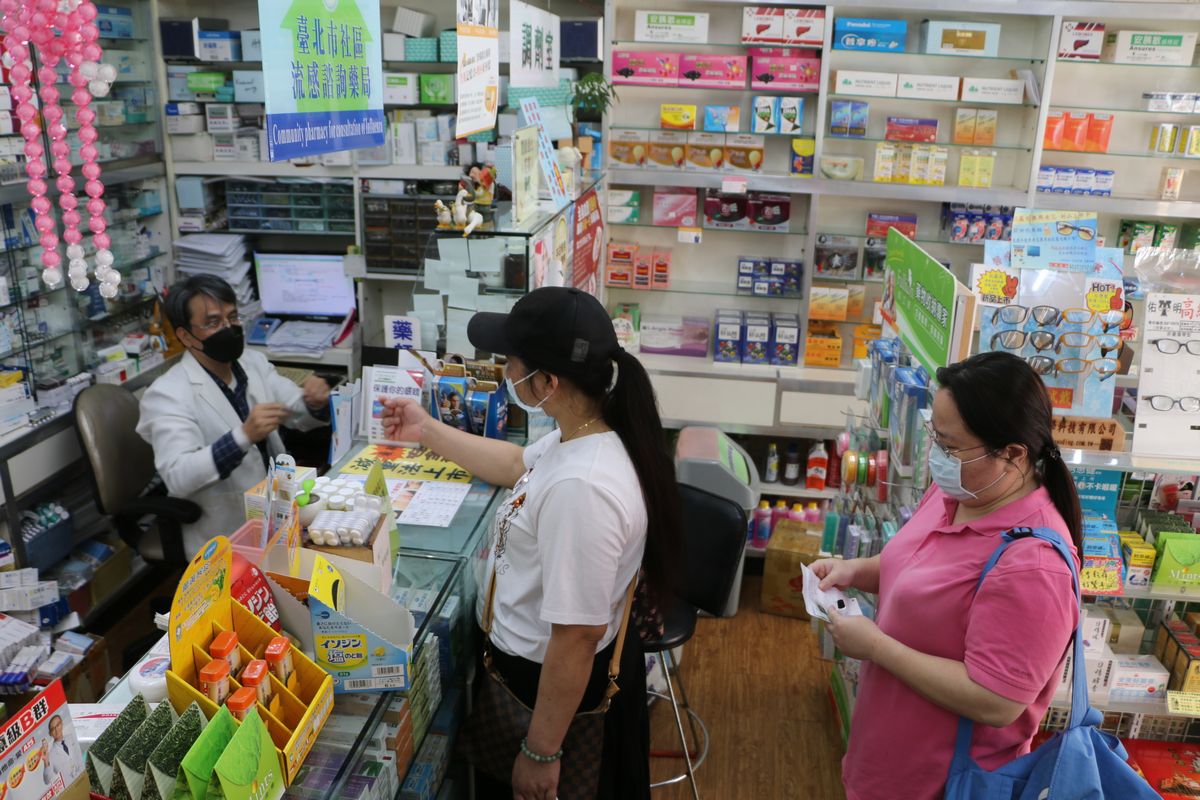 写真・図版 : 買い占めや値段のつり上げを防ぐため、台湾では2月、指定薬局で健康保険カードを示してマスクを購入する仕組みが導入された＝2020年2月26日、台北、西本秀撮影  

