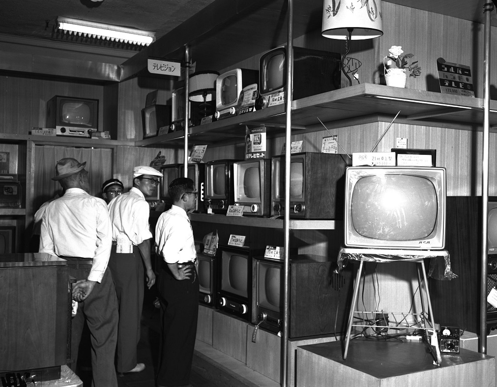 写真・図版 : デパートの売り場に並びはじめた白黒テレビ＝1957年8月、東京都中央区 
