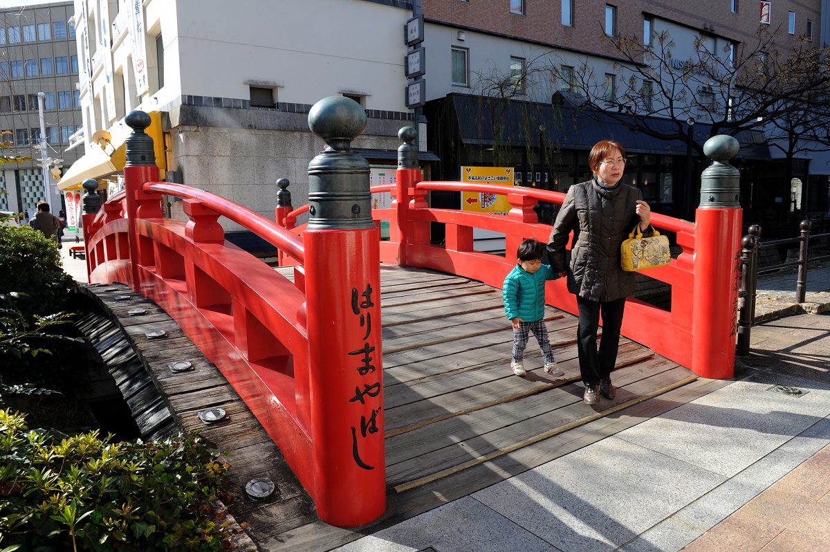 写真・図版 : 1番の歌詞にははりまや橋が登場する＝高知市