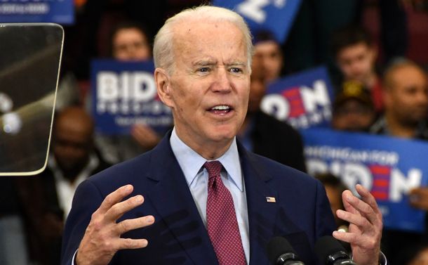 写真・図版 : 支援者に向けて演説するジョー・バイデン前副大統領＝2020年3月9日、米ミシガン州デトロイト