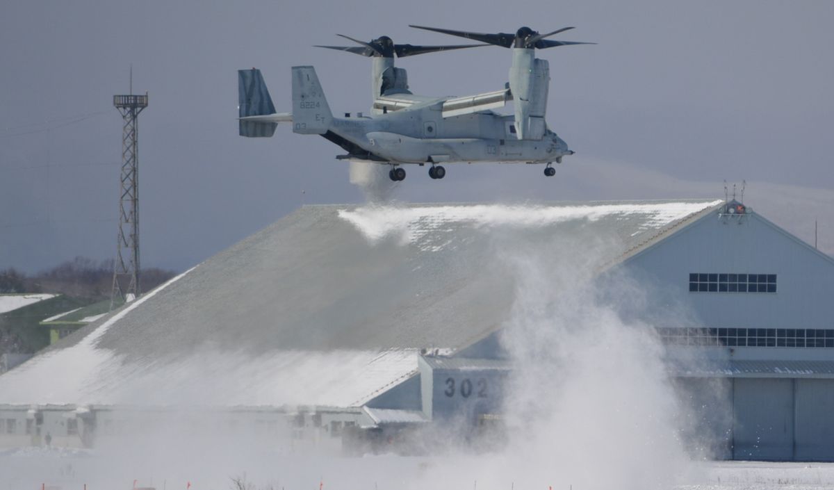 写真・図版 : 雪煙を巻き上げながら着陸する米軍輸送機オスプレイ＝2020年2月4日、北海道千歳市の航空自衛隊千歳基地