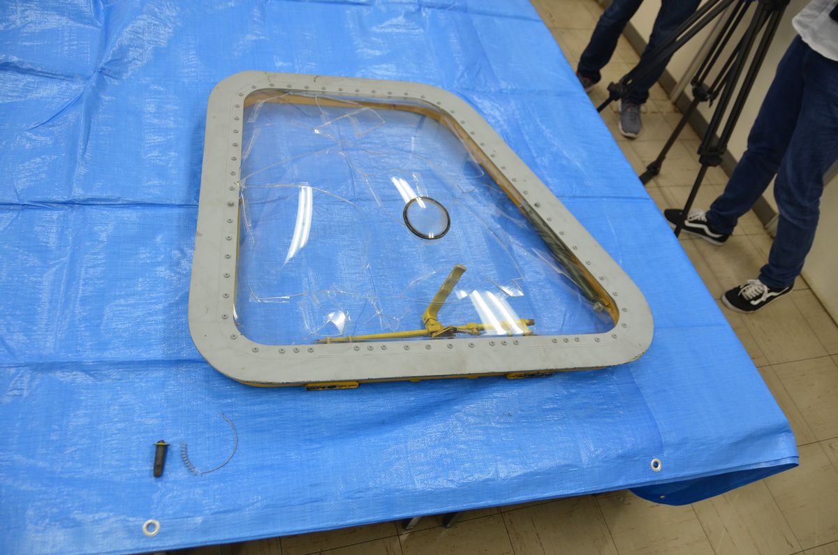 写真・図版 : 普天間第二小学の校庭に落下した米軍大型ヘリコプターCH53Eの窓。沖縄県警が回収し、割れた風防の破片をはり合わせた＝2017年12月13日、宜野湾署