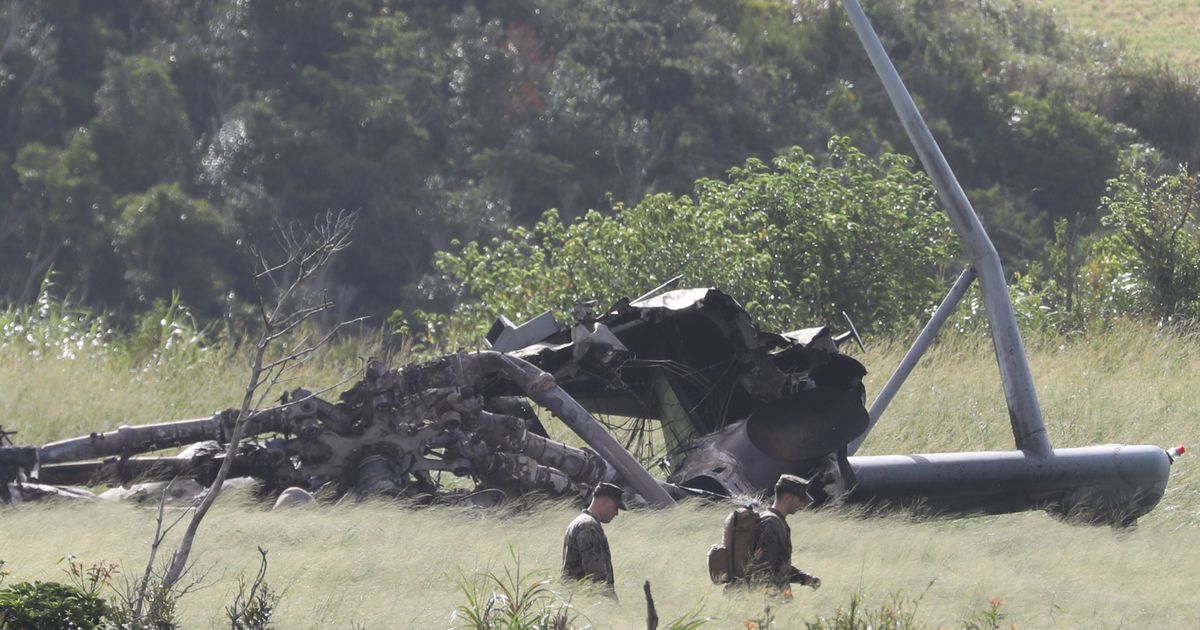 写真・図版 : 墜落事故で炎上し大破した米軍のヘリコプターCH53。日米地位協定は、事故原因究明の壁となってきた＝2017年10月12日、沖縄県東村高江 

