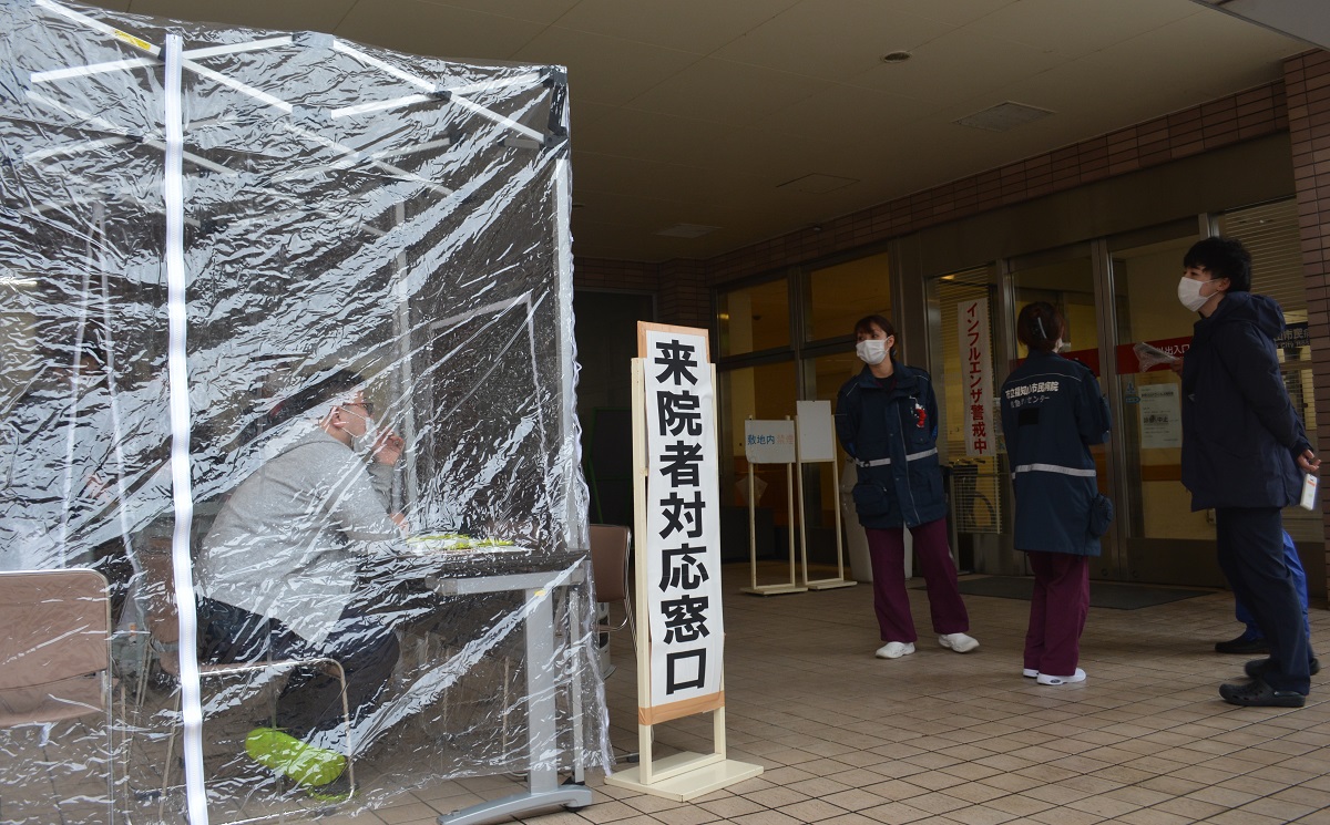 写真・図版 : 病院の時間外窓口前にできた臨時の「来院者対応窓口」＝2020年3月10日、京都府福知山市