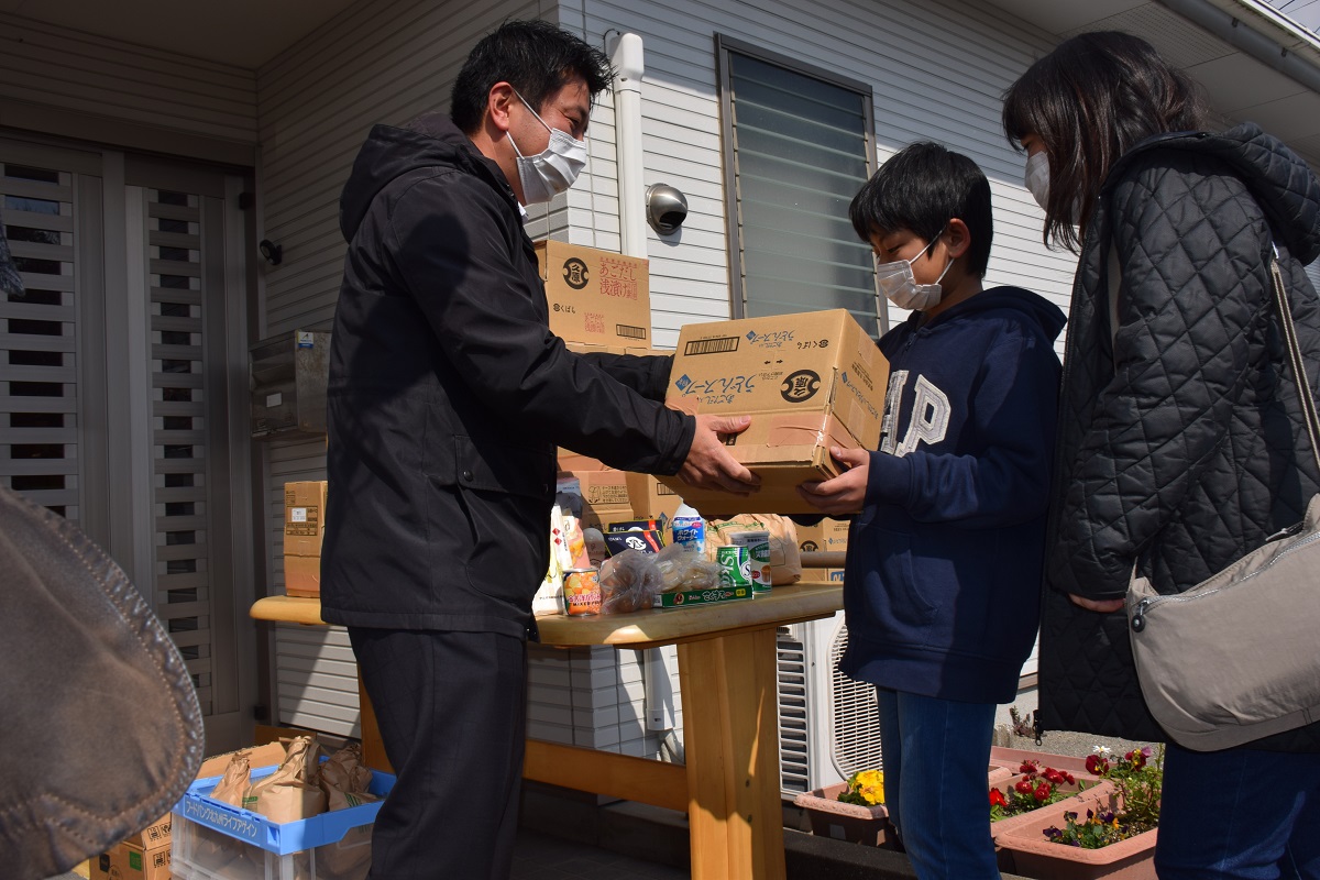 写真・図版 : 一生休校にともなう子ども食堂休止で使わなくなった食材が一人親家庭などに配布された＝2020年3月5日、北九州市 