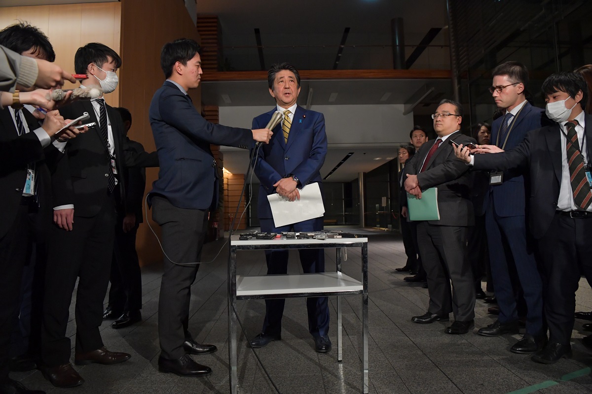 写真・図版 : G7首脳によるテレビ会議の緊急会談を終え、東京五輪開催へ「完全な形で実現、支持得た」とと記者に答える安倍首相 ＝2020年3月17日、首相官邸 
