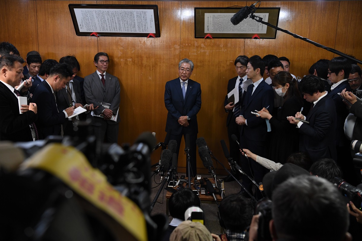 写真・図版 : JOC会長からの退任を表明し、報道陣の取材に応じる竹田恒和氏＝2019年3月1日、東京都渋谷区 
