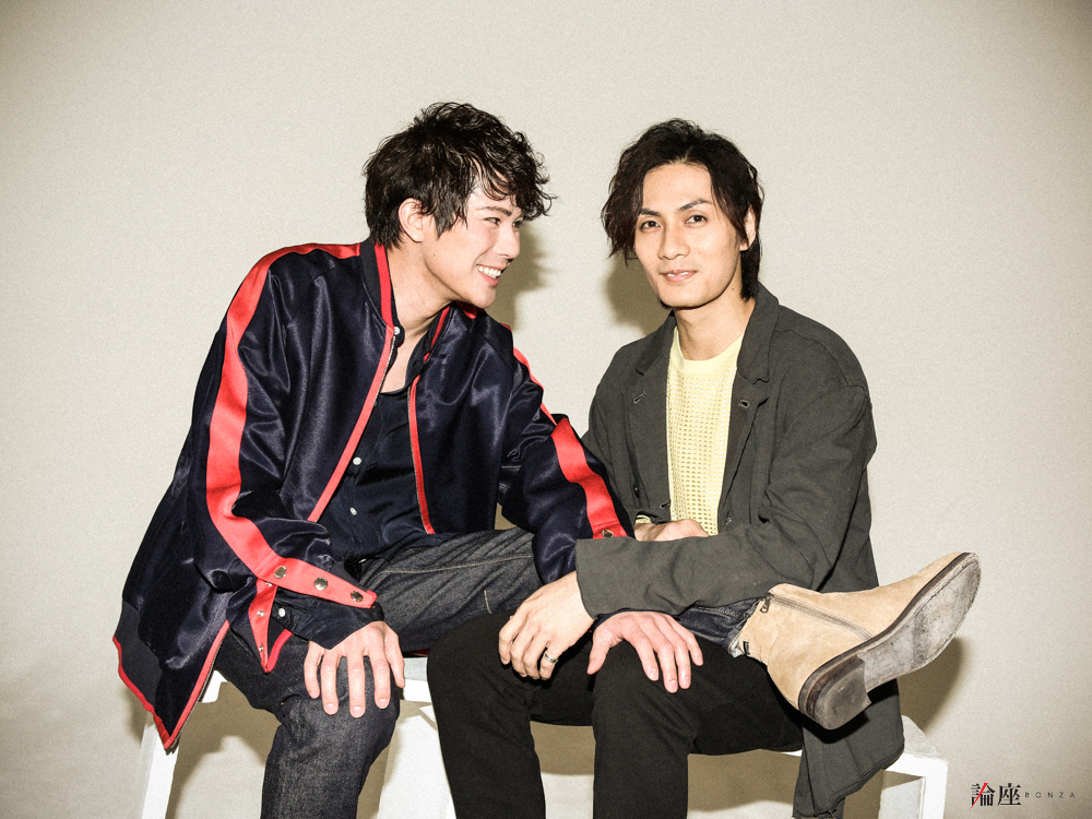 写真・図版 : 柿澤勇人（左）と加藤和樹＝宮川舞子 撮影