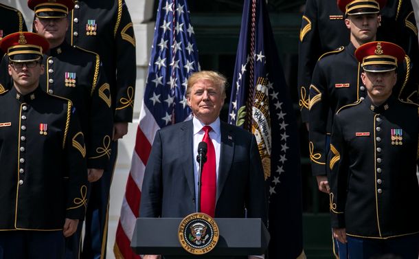 写真・図版 : ホワイトハウスで行われた「米国を祝う式典」で国歌斉唱するトランプ大統領＝ワシントン、ランハム裕子撮影、2018年6月5日