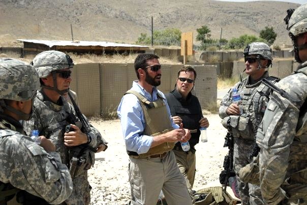 写真・図版 : アフガニスタン南部ザブール州で米政府上級代表を務めていた当時のマシュー・ホー氏（左から3人目）＝本人提供