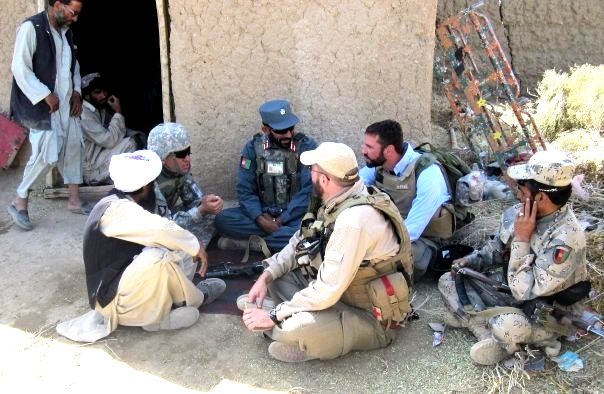 写真・図版 : アフガニスタン南部ザブール州で米政府上級代表を務めていた当時のマシュー・ホー氏（右から2人目）＝本人提供

