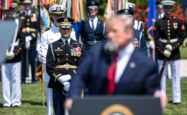 写真・図版 : 米国防総省で演説するトランプ大統領を見守る兵士ら＝バージニア州アーリントン、ランハム裕子撮影、2019年7月25日