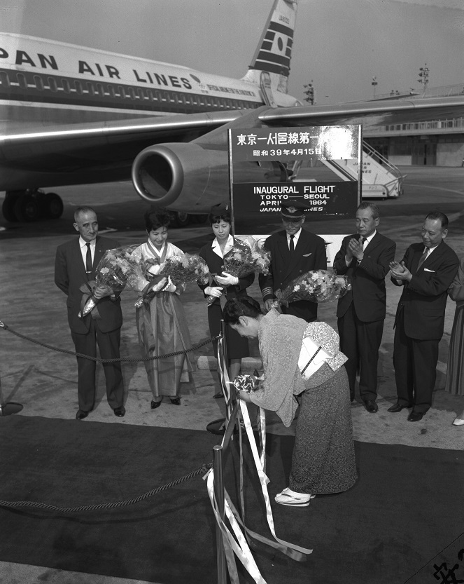 写真・図版 : 日本航空の新路線が東京－ソウル間に開設され、ソウル行き1番機が羽田空港を飛び立った。日本と韓国の間に正規の国交関係がないため、日航と大韓航空公社が共同運航の民間協定を結ぶ形で始められた＝1964年4月15日