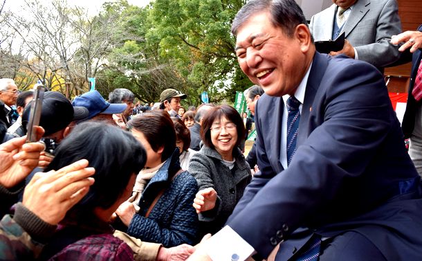 写真・図版 : 県議選の応援に駆けつけ有権者らと握手する石破茂氏＝2018年12月2日、茨城県古河市