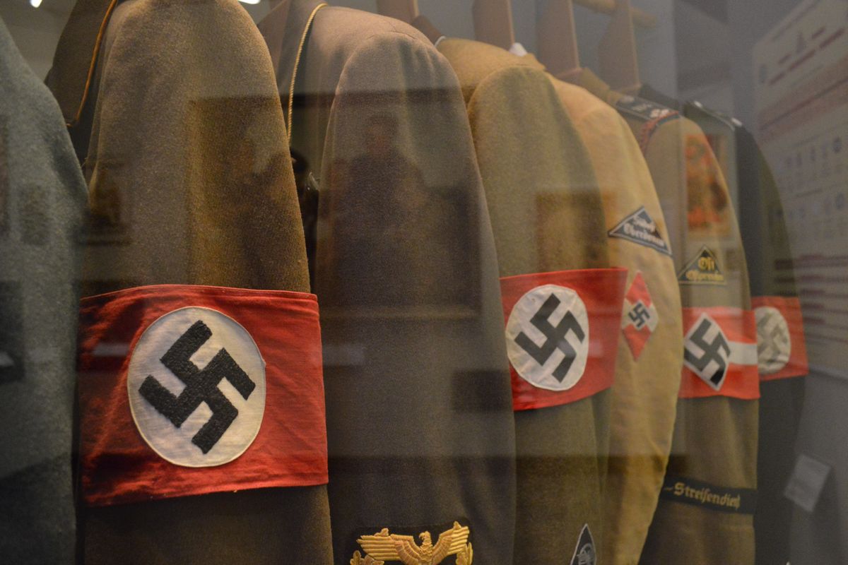 写真・図版 : ドイツ歴史博物館に展示された戦前のナチスの制服=2月、ベルリン。藤田撮影